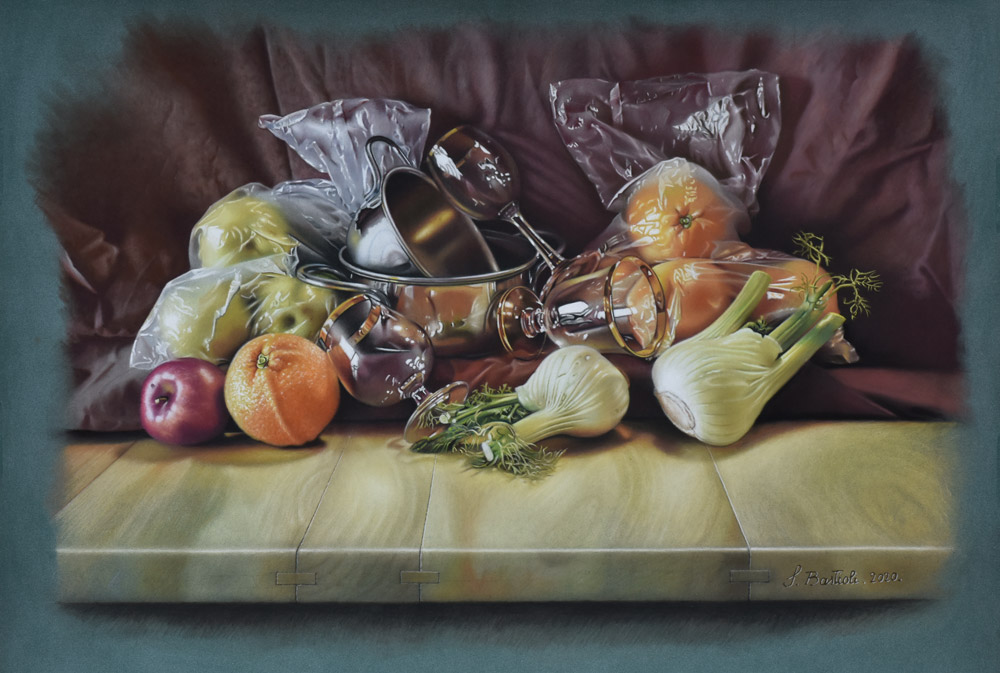 Sandro Bastioli. Pastello iperrealista: natura morta con calici di cristallo e ortaggi su legno. Atmosfera intima e magistrale resa dei riflessi.
