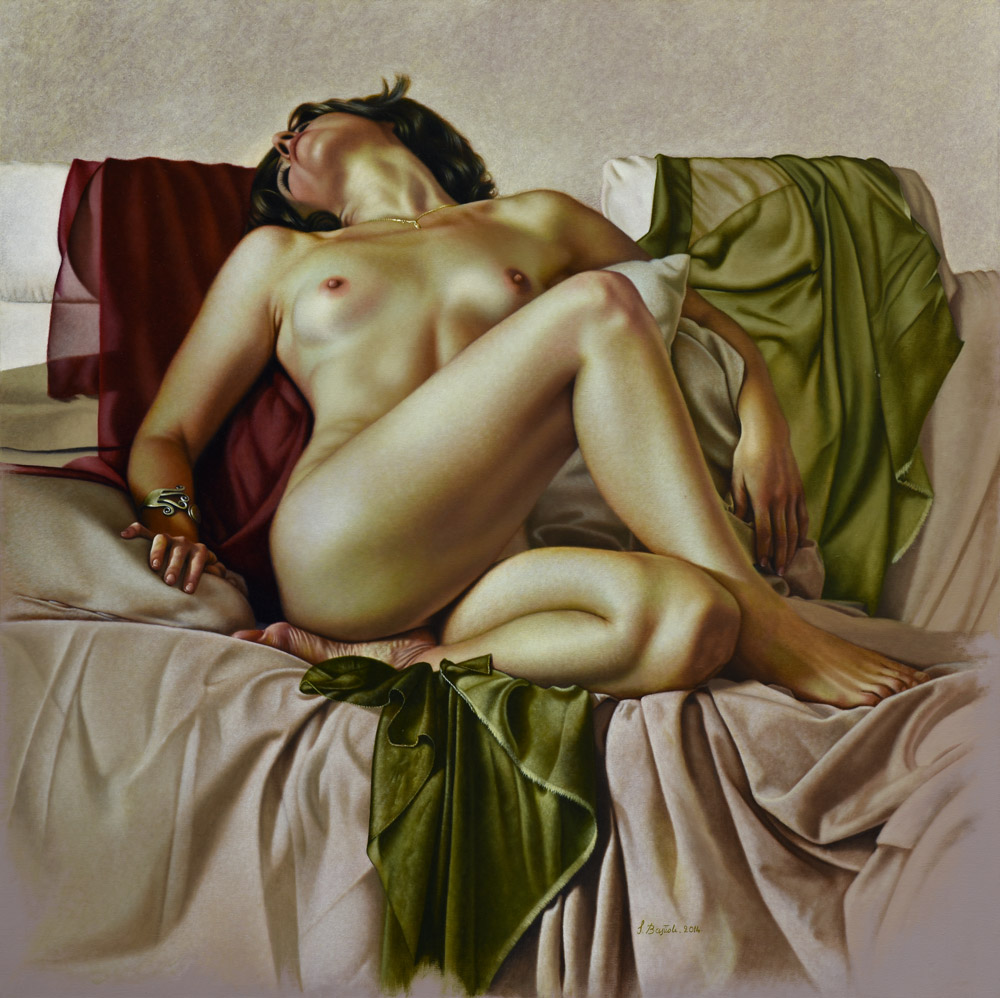 Sandro Bastioli. Pittore iperrealista italiano: opera raffigurante nudo donna su divano. Dipinto caratterizzato da una resa visiva straordinaria.