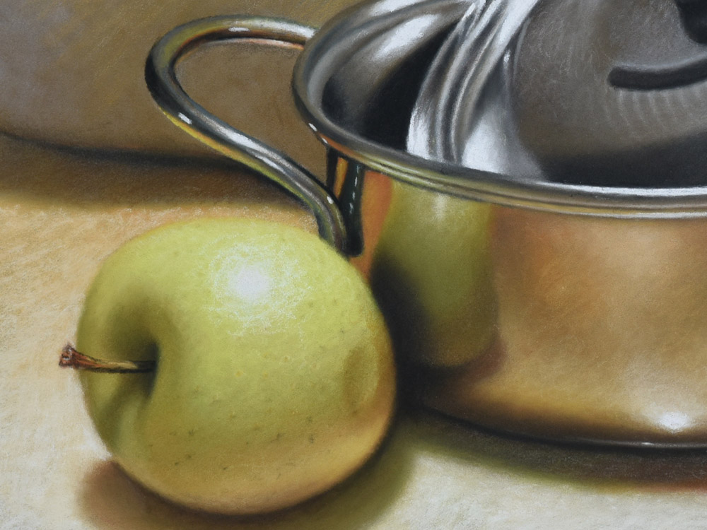 Sandro Bastioli. Natura morta domestica a pastello: pentola in acciaio, calici e frutta. Virtuosismo tecnico nella resa dei bagliori metallici. Dettaglio 1