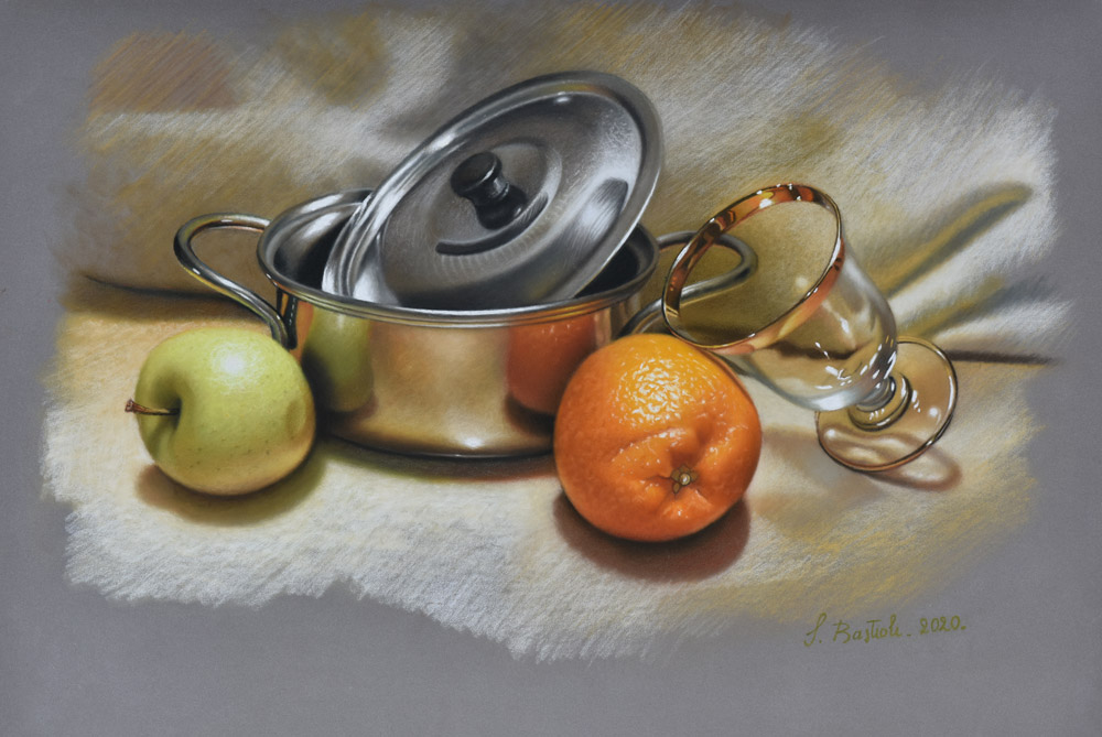 Sandro Bastioli. Natura morta domestica a pastello: pentola in acciaio, calici e frutta. Virtuosismo tecnico nella resa dei bagliori metallici.