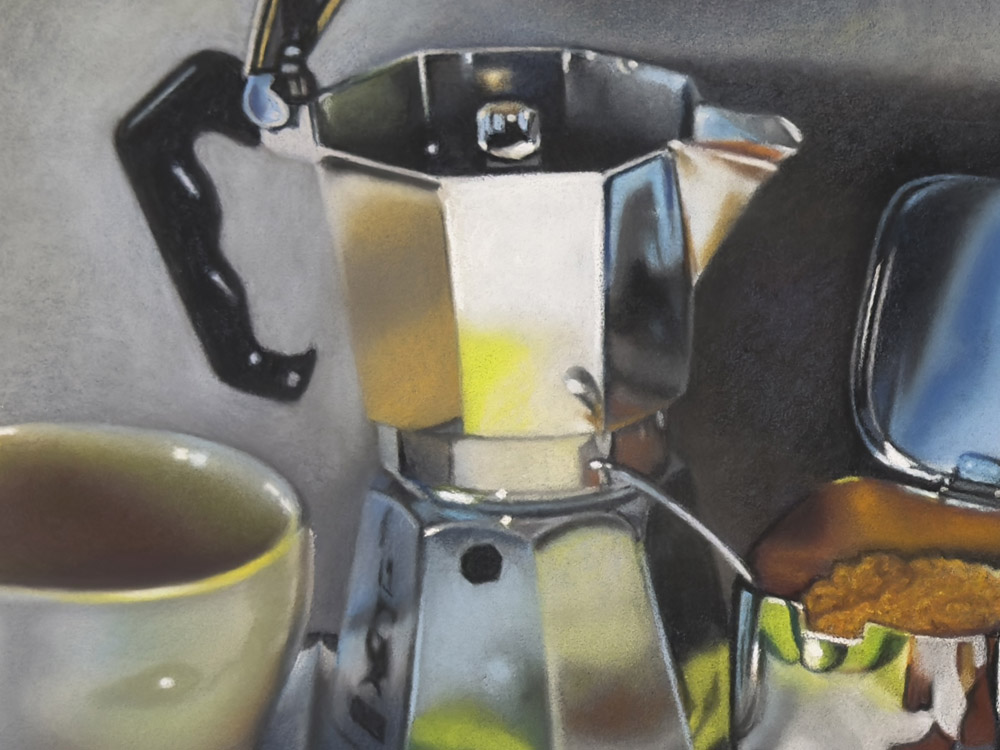 Sandro Bastioli. Dipinto iperrealista a pastello: moka, caffè e tazzine su tovaglia candida. Celebrazione poetica di un rito quotidiano italiano. Dettaglio 1