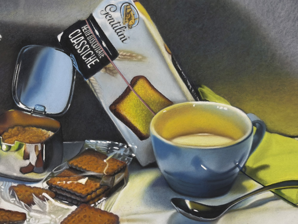 Sandro Bastioli. Dipinto iperrealista a pastello: moka, caffè e tazzine su tovaglia candida. Celebrazione poetica di un rito quotidiano italiano. Dettaglio 2