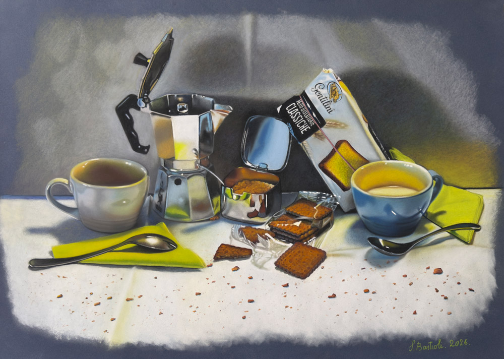 Sandro Bastioli. Dipinto iperrealista a pastello: moka, caffè e tazzine su tovaglia candida. Celebrazione poetica di un rito quotidiano italiano.