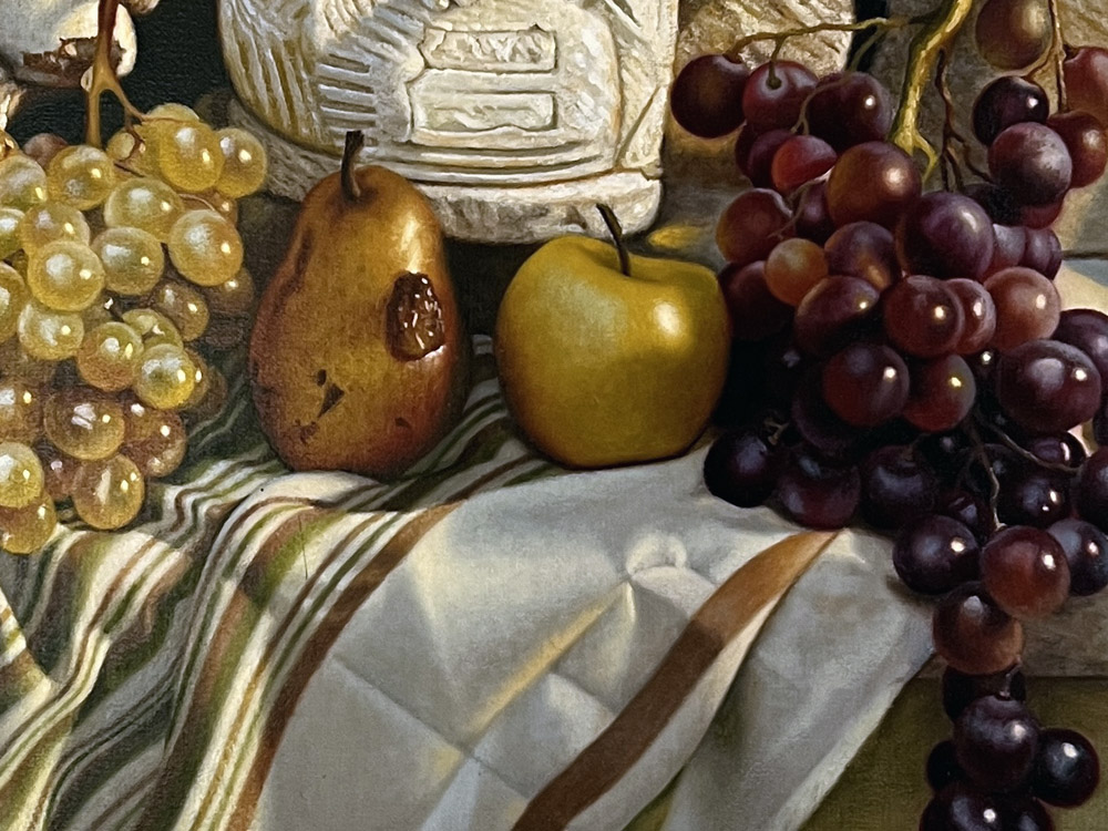 Sandro Bastioli. Dipinto iperrealista: candide sculture di putti tra uva e melograni. Un dialogo tra l'arte scolpita e i frutti della terra. Dettaglio 2