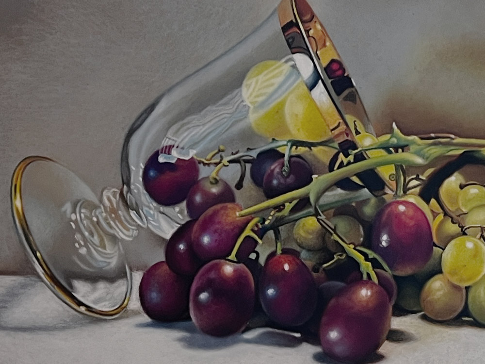 Sandro Bastioli. Pastello di natura morta: calici di cristallo rovesciati e uva rossa. Eccellente illusione ottica di trasparenze e distorsioni. Dettaglio 1