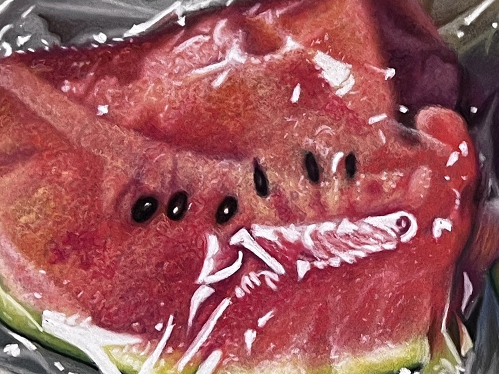 Sandro Bastioli. Dipinto iperrealista contemporaneo a pastello: spicchi di anguria avvolti in pellicola trasparente. Geniale contrasto di texture materiche. Dettaglio 1