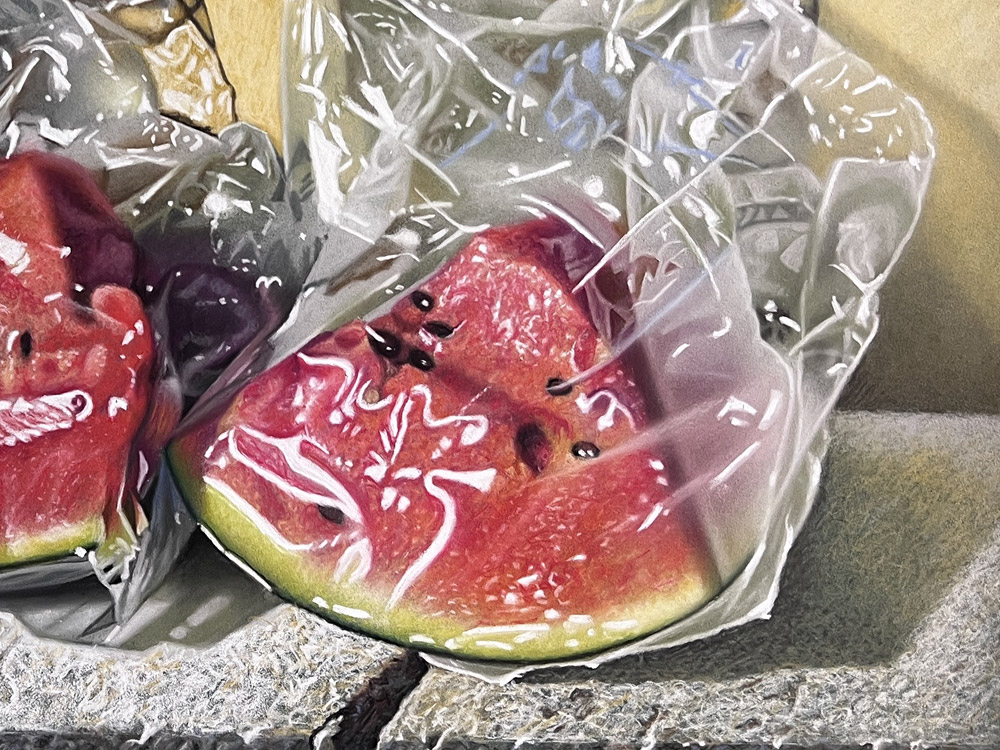 Sandro Bastioli. Dipinto iperrealista contemporaneo a pastello: spicchi di anguria avvolti in pellicola trasparente. Geniale contrasto di texture materiche. Dettaglio 2