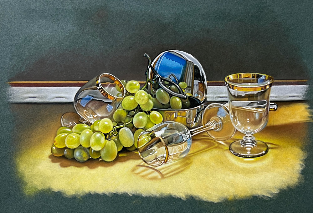 Sandro Bastioli. Natura morta a pastello: calici e uva chiara. Un virtuosismo tecnico assoluto che esplora la complessa geometria del vetro e della luce.