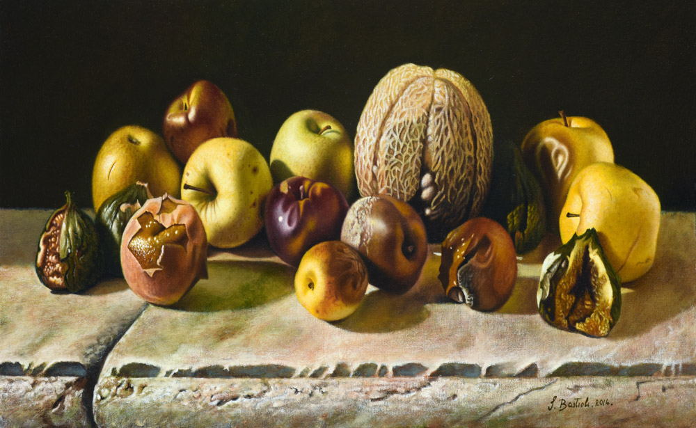Sandro Bastioli. Pittura iperrealista di natura morta: melone e frutti maturi su marmo. Resa visiva straordinaria della trasformazione del tempo.