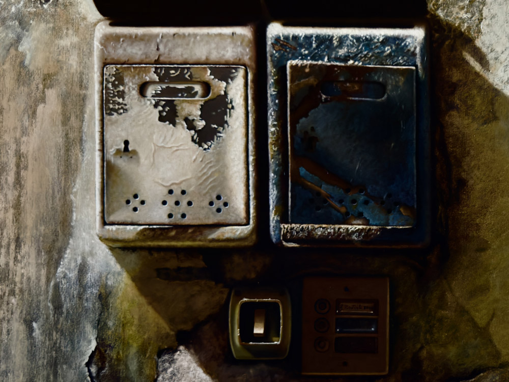 Sandro Bastioli. Oil on canvas hyperrealism: artwork depicting mailboxes. A canvas that transforms everyday subjects into pure visual poetry. Detail 1