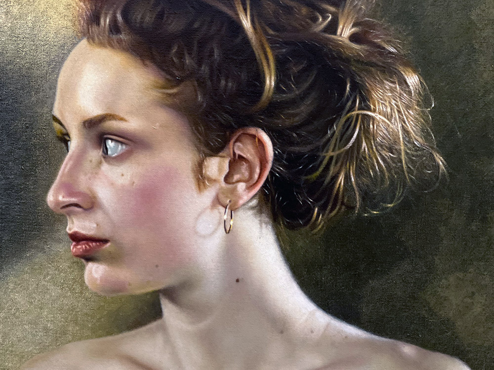 Sandro Bastioli. Hyperrealistic oil painting: artwork depicting nude woman sitting on floor. A fascinating artwork created with masterful hyperrealistic brushstrokes. Detail 1