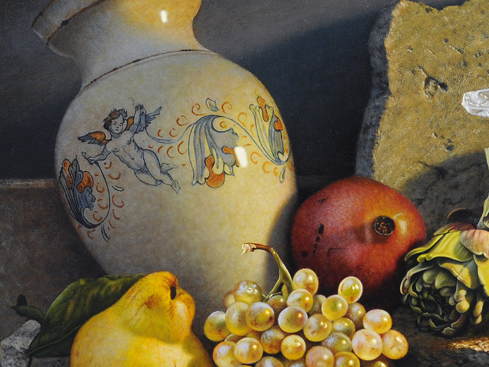 Sandro Bastioli. Dipinto monumentale olio su tela: cascata di uva attorno a un vaso decorato su pietra. Trionfo di riflessi e chiaroscuri. Dettaglio 1