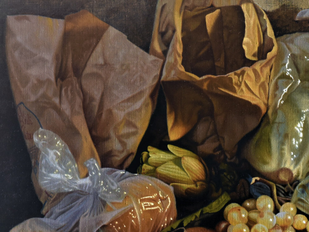 Sandro Bastioli. Quadro iperrealista contemporaneo: frutta in sacchetti di plastica trasparenti su gradino. Un gioco magistrale di luci e materiali moderni. Dettaglio 1