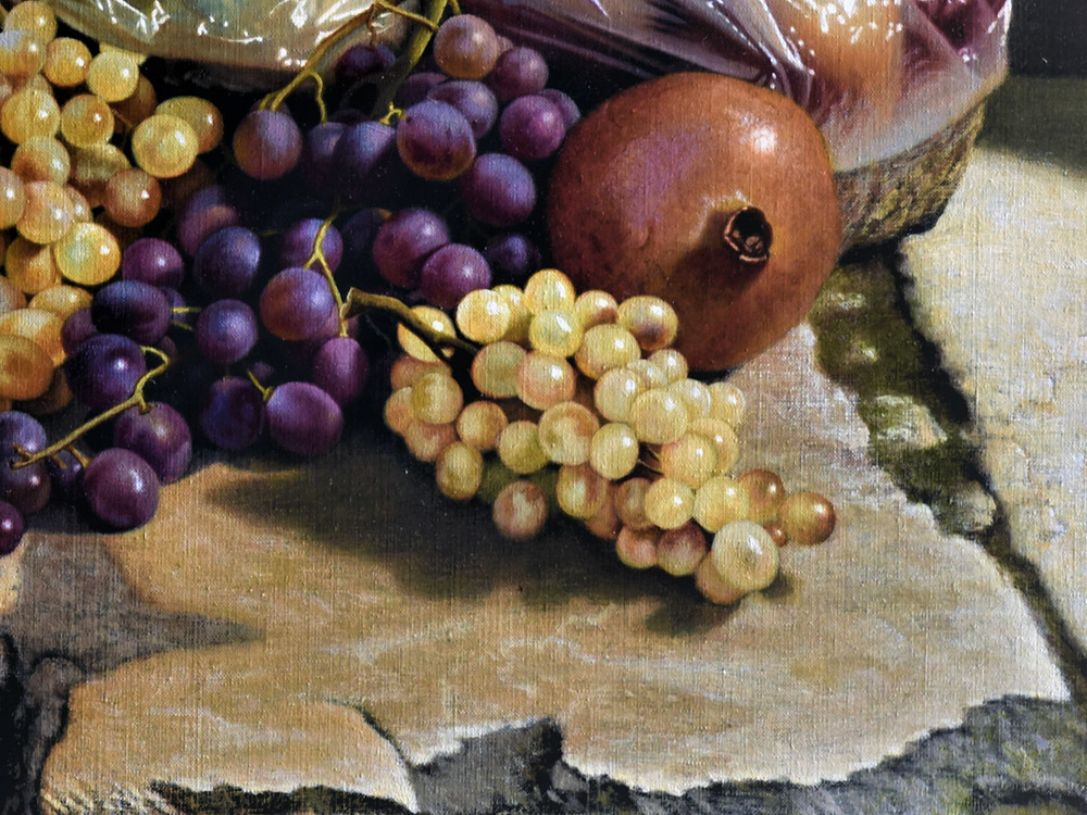 Sandro Bastioli. Quadro iperrealista contemporaneo: frutta in sacchetti di plastica trasparenti su gradino. Un gioco magistrale di luci e materiali moderni. Dettaglio 2