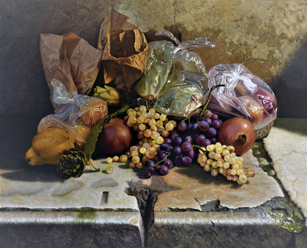 Sandro Bastioli. Quadro iperrealista contemporaneo: frutta in sacchetti di plastica trasparenti su gradino. Un gioco magistrale di luci e materiali moderni. Interior