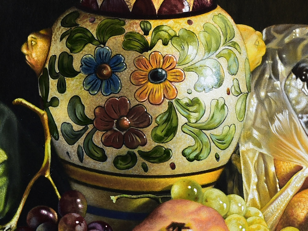 Sandro Bastioli. Dipinto iperrealista: vaso antico affiancato da sacchetti della spesa. Straordinaria fusione tra eleganza classica e quotidianità. Dettaglio 1