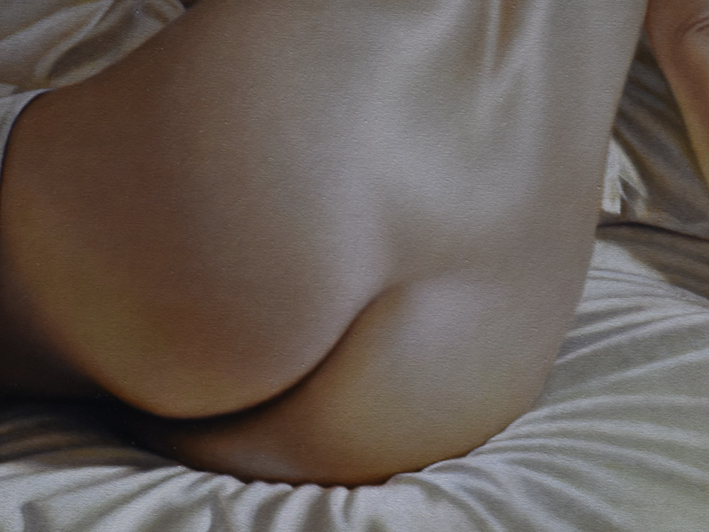 Sandro Bastioli. Dipinto di un pittore contemporaneo: opera raffigurante nudo schiena su letto. Composizione che spicca per la sua perfezione fotografica ed emozionale. Dettaglio 2
