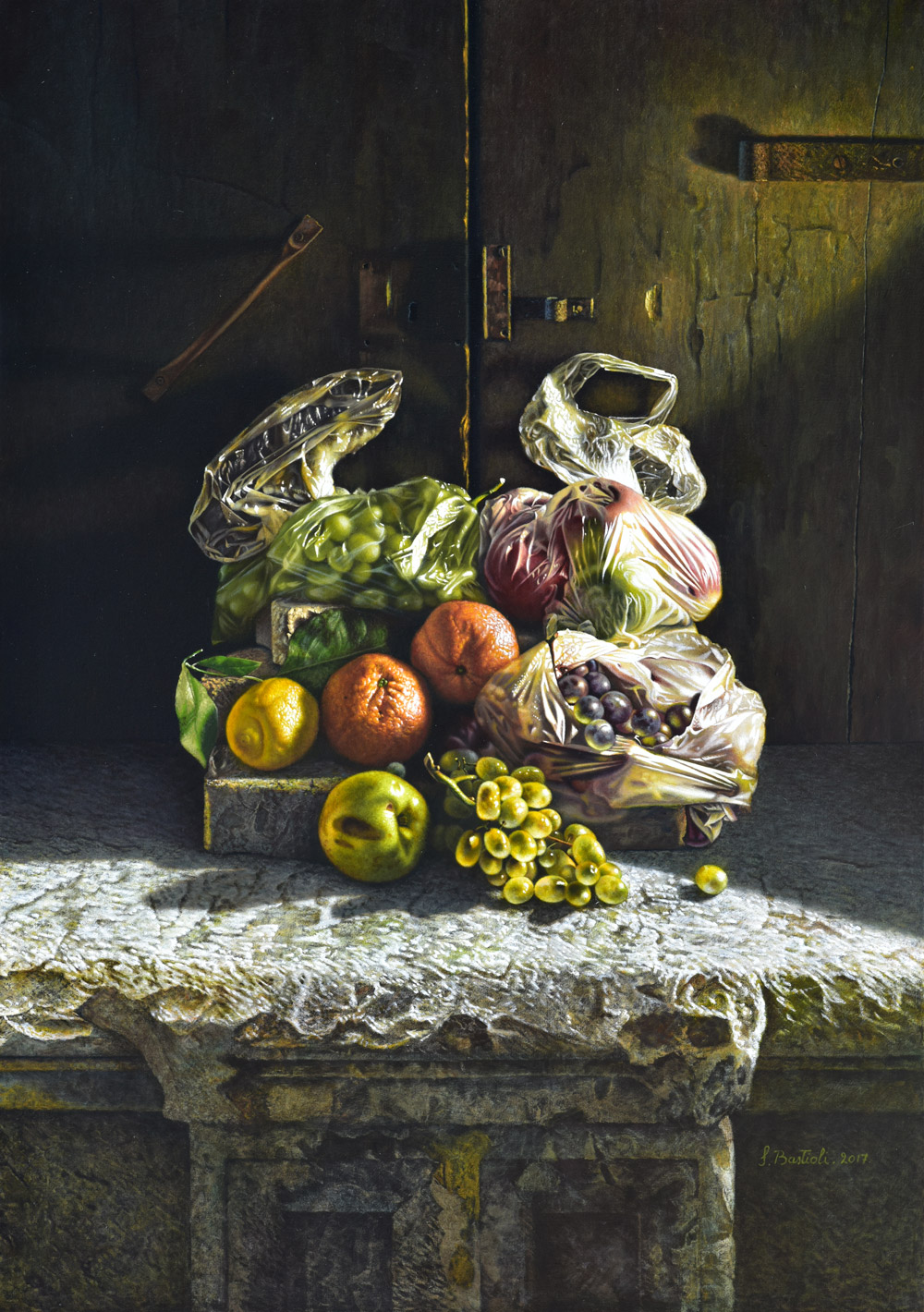 Sandro Bastioli. Quadro caravaggesco contemporaneo: frutta illuminata su una strada in pietra. Un palcoscenico urbano dal realismo estremo.